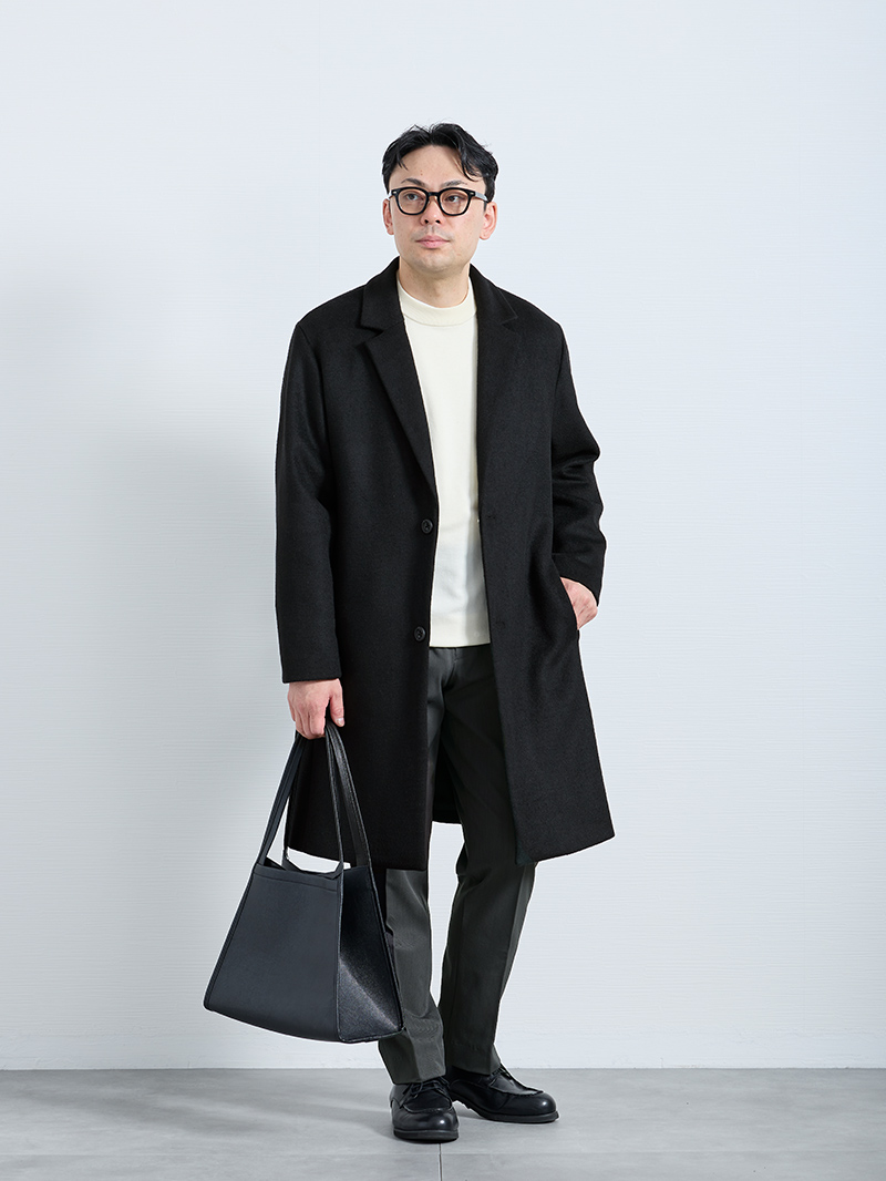 中間色のチャコールで都会的な上品さを