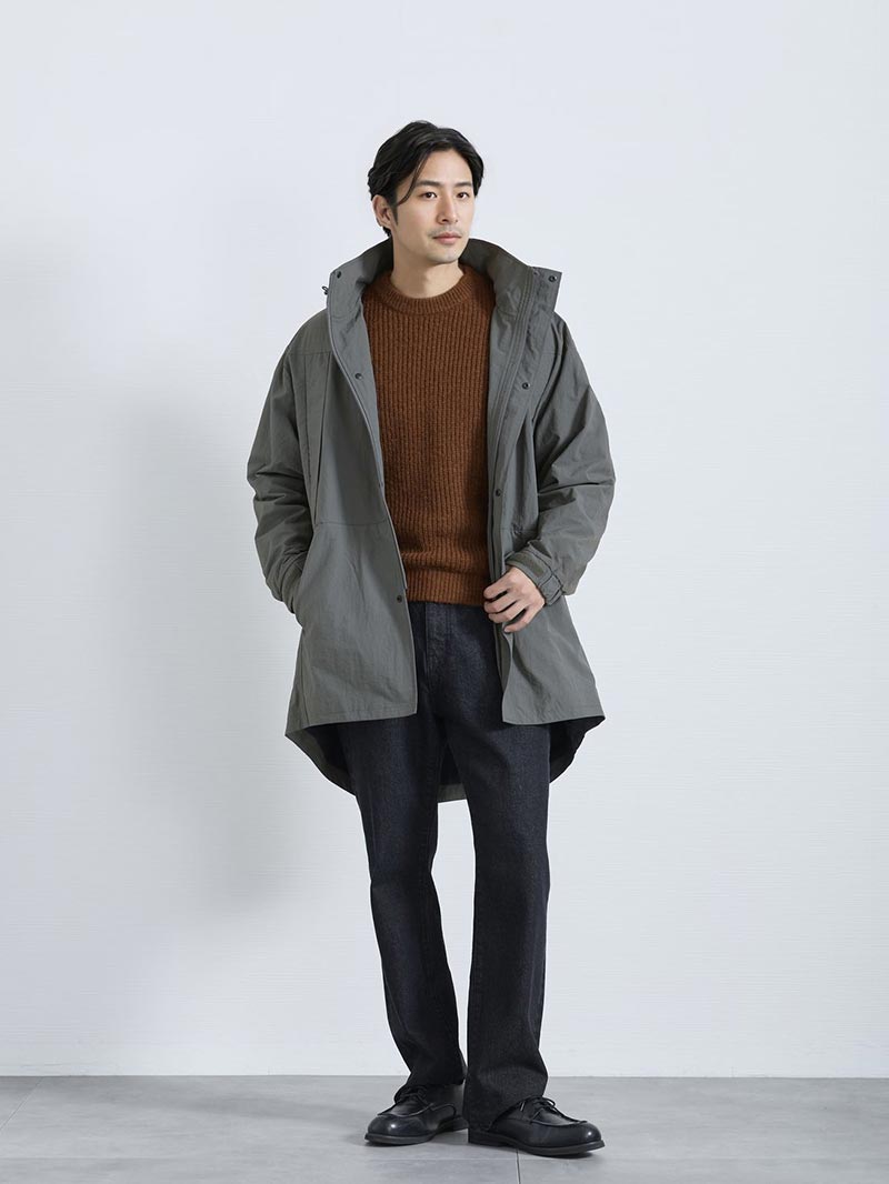 黒デニムでつくる大人カジュアル