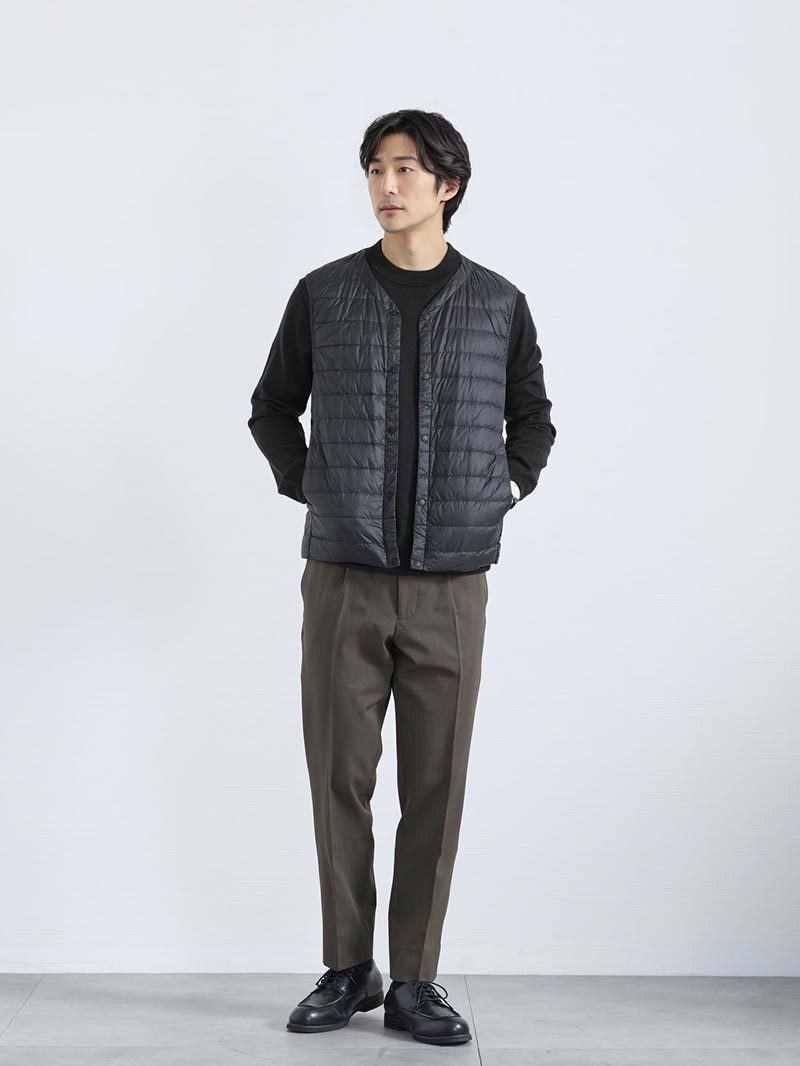 上品で落ち着いたダウンベストコーデ