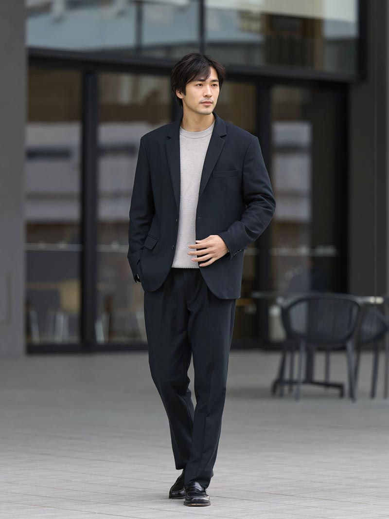 王道ネイビーで好印象を演出