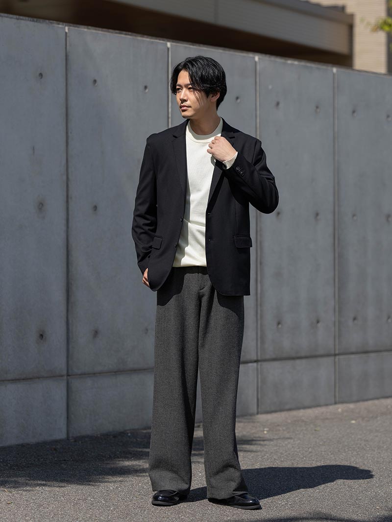 ツイードが主役のモノトーンコーデ