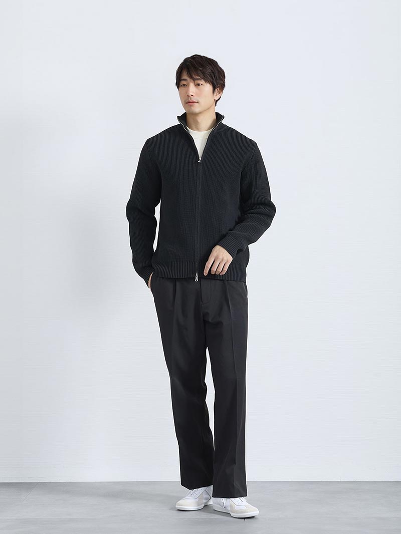 間違いないブラックコーデを軽く着こなす