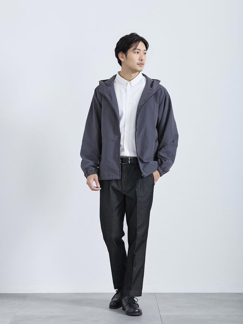 キレイめスタイルにスポーティーさをプラス