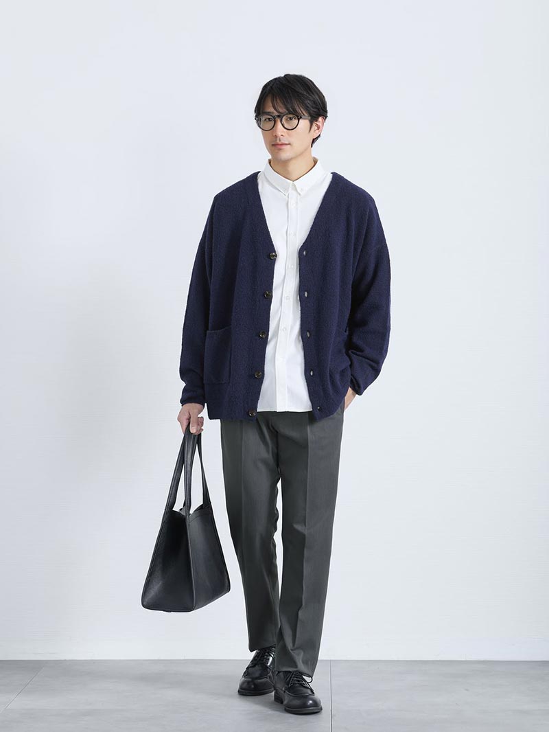 ゆったりカーディガンの上品な着こなし