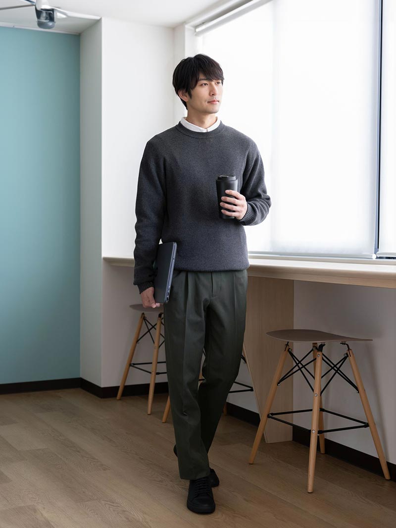 洗えるニットのビジネスコーデ