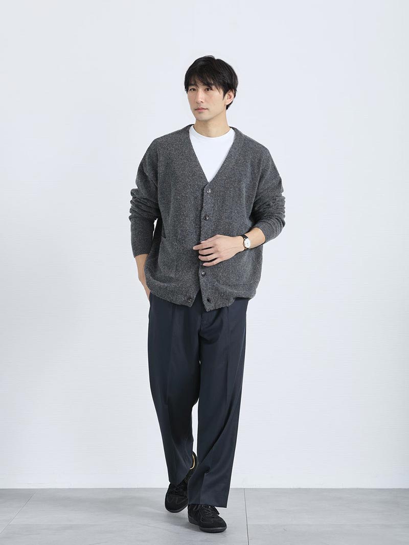 ニットカ―デでもきちんと見えコーデ