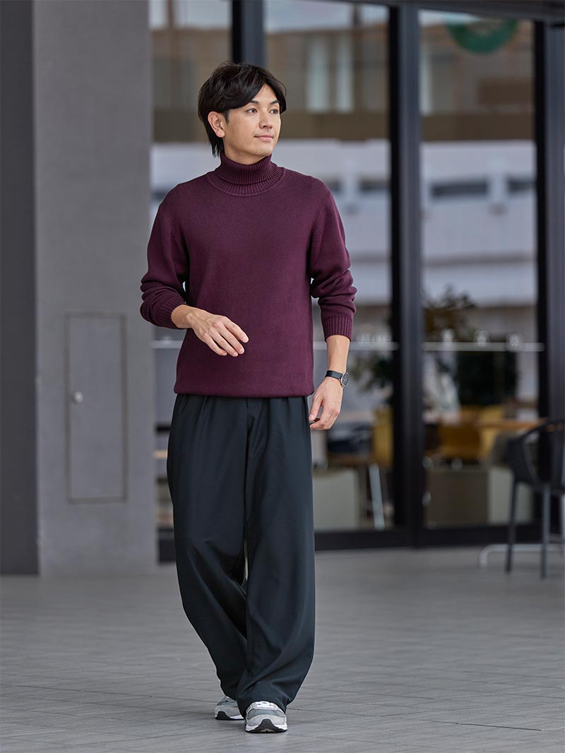 コットンカシミヤ タートルネックニットを使ったネイビーパンツコーデ