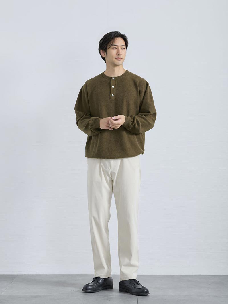 柔らかな配色で秋の装いを引き立てる