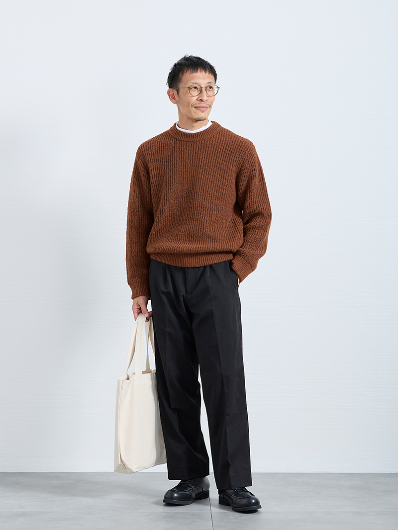 首元の白で差がつく、ブラウンニットコーデ