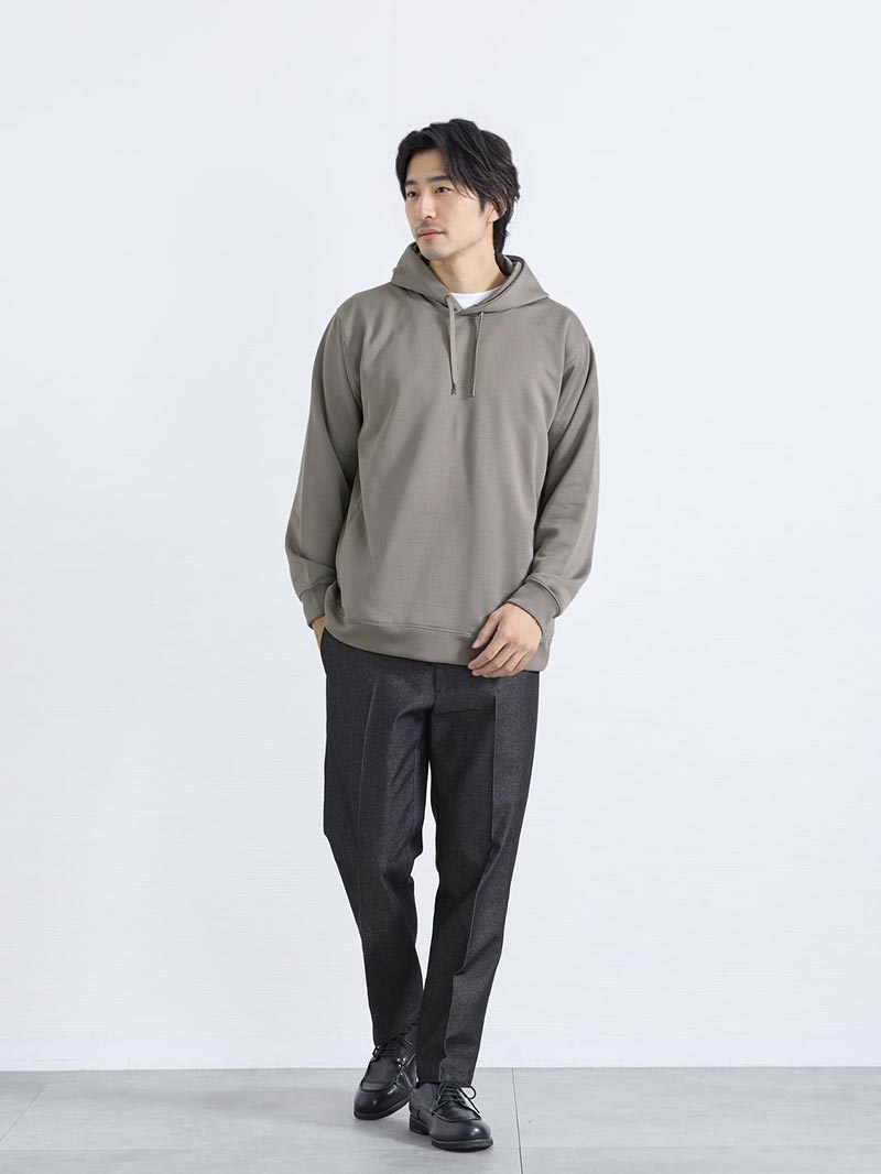 テーパードパンツできちんと感を演出