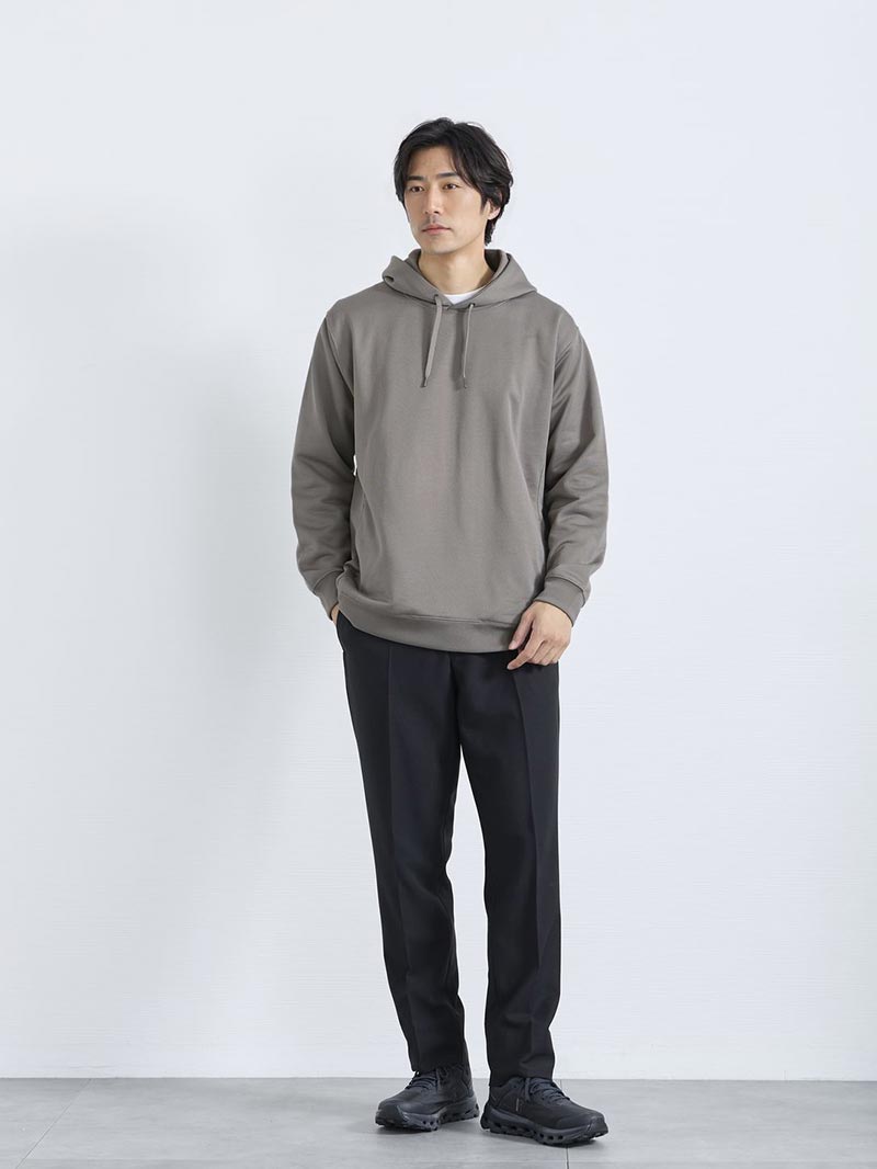 くすみカラーをブラックで整える