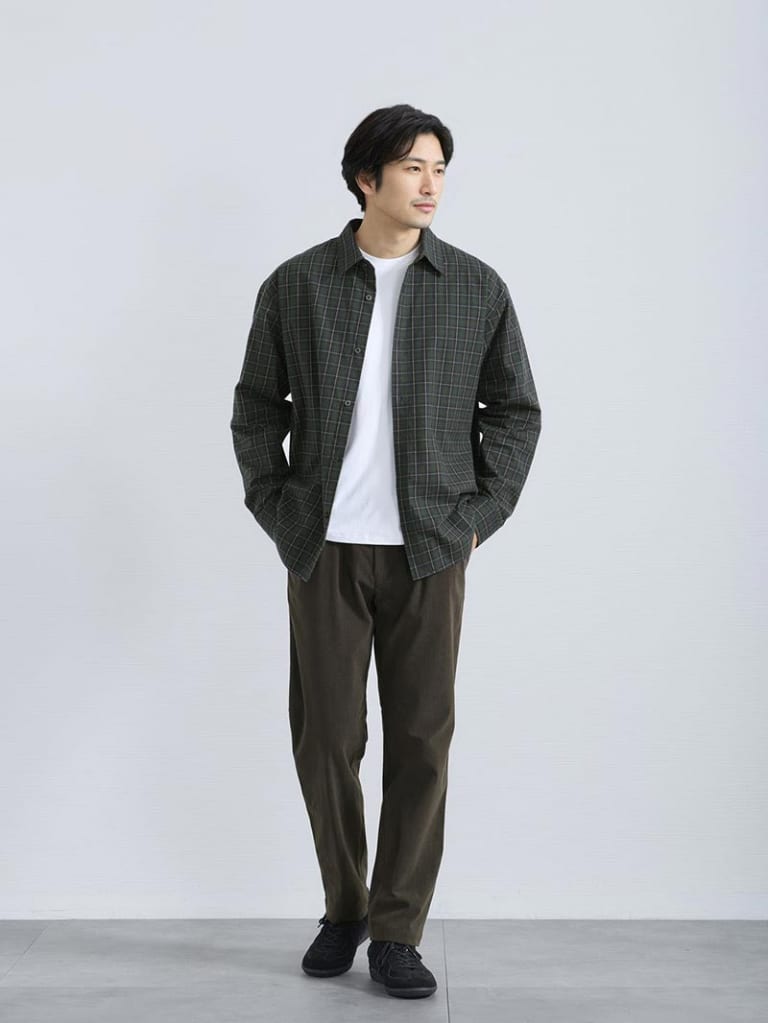 カジュアルに着こなす秋冬シャツコーデ
