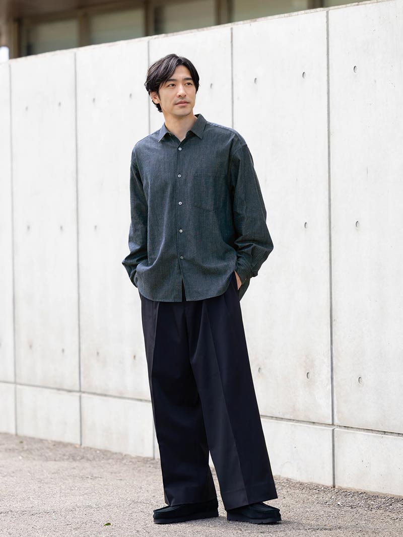 キレイめパンツをデニムで着崩す