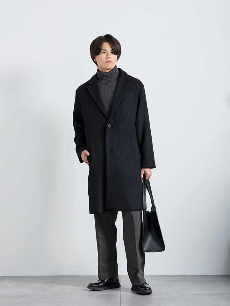 黒コート、印象はインナーで変わる
