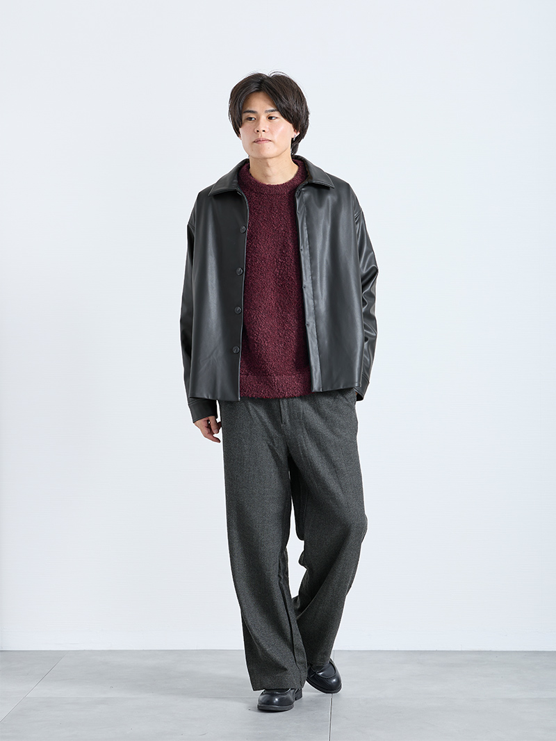 レザーで引き締める異素材スタイル