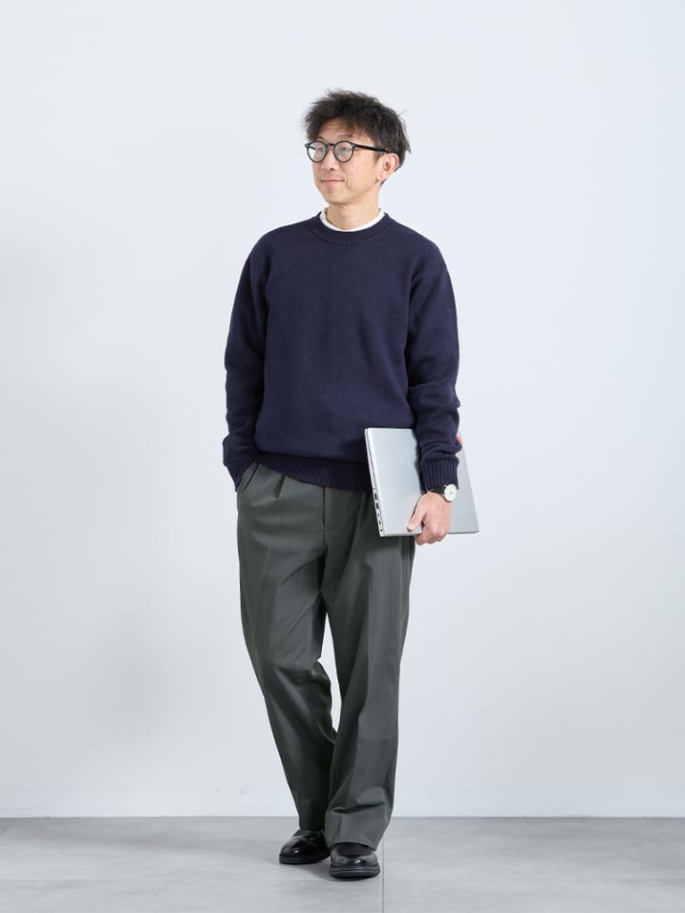 バンドカラーで差がつく、知的な仕事コーデ