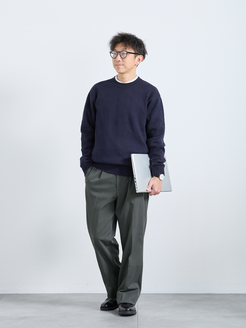 バンドカラーで差がつく、知的な仕事コーデ