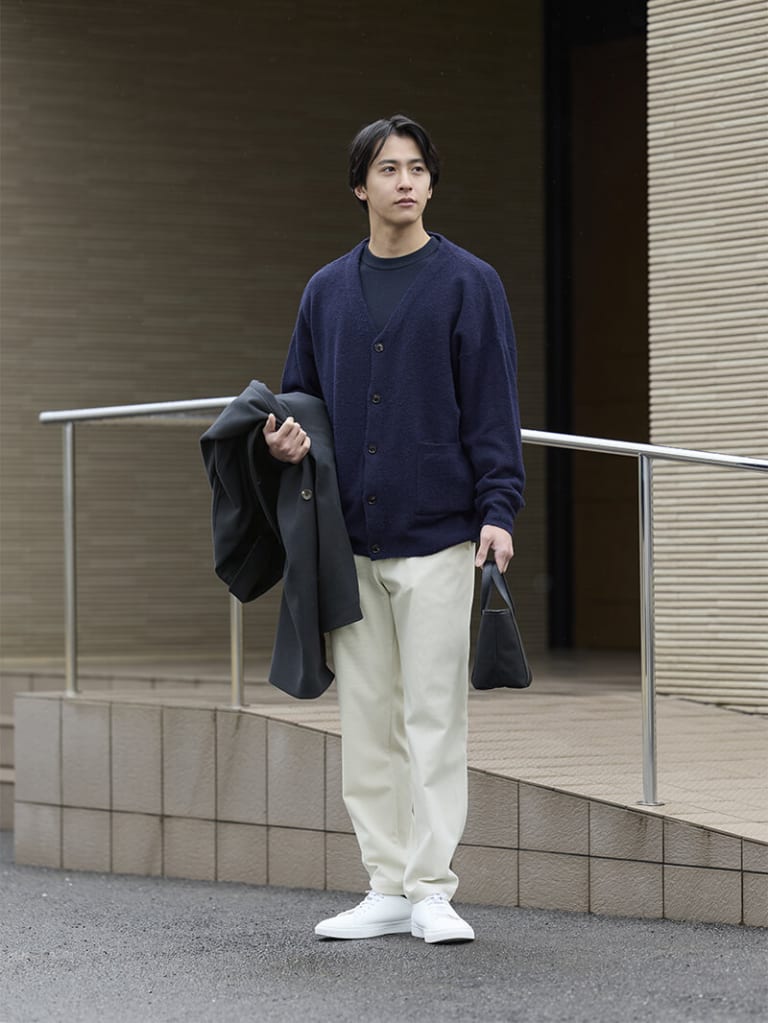 知的にまとめる同色ニットレイヤード