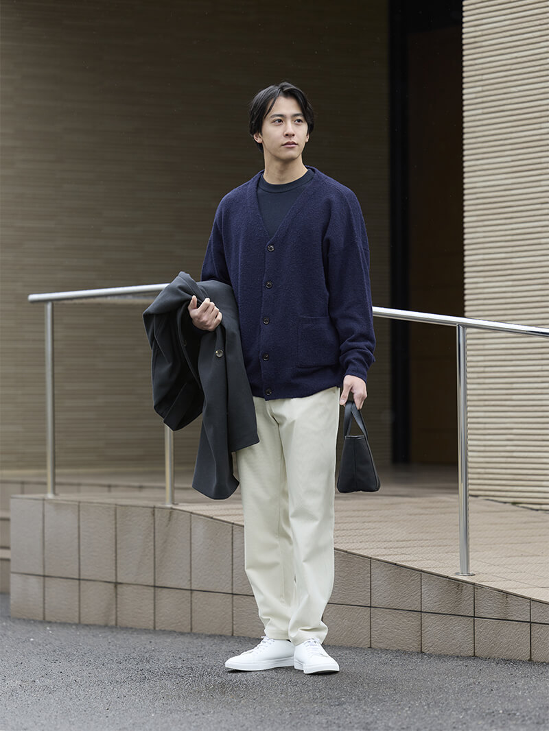 知的にまとめる同色ニットレイヤード