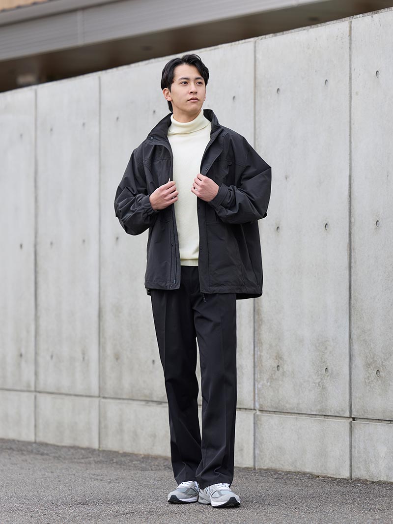 モノトーンで仕上げる、大人のカジュアル