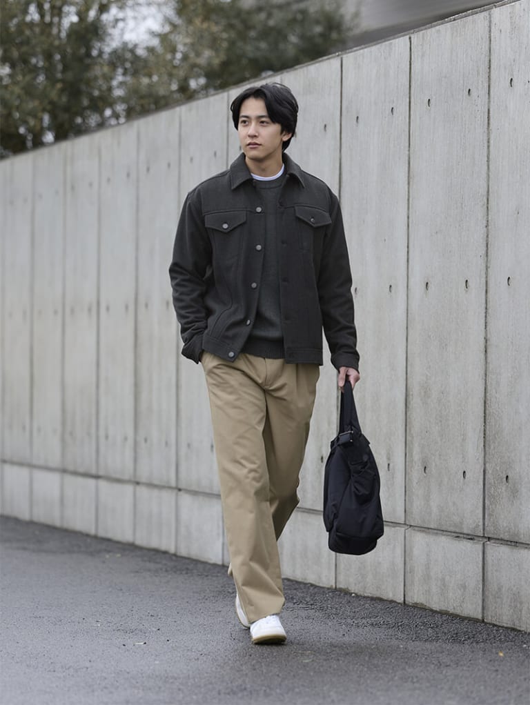 首元の白で抜け感をつくる冬カジュアル