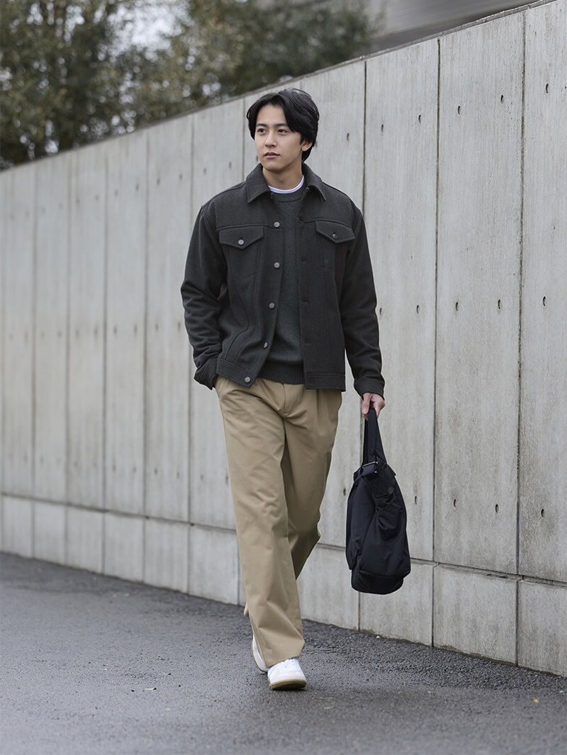 首元の白で抜け感をつくる冬カジュアル