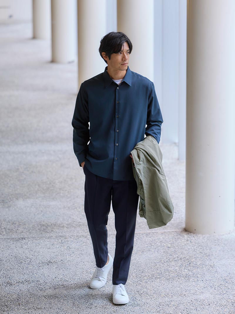 紺グラデーションで知的カジュアルに