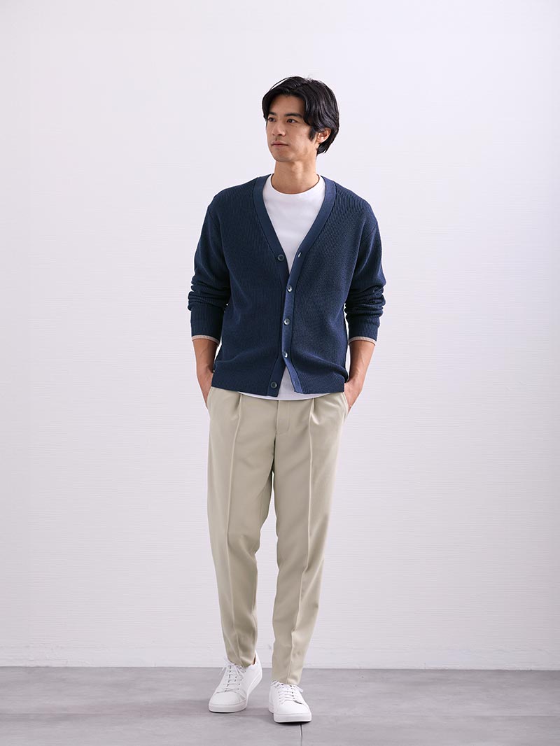 キレイめなパンツと合わせたメンズカーディガンコーデ