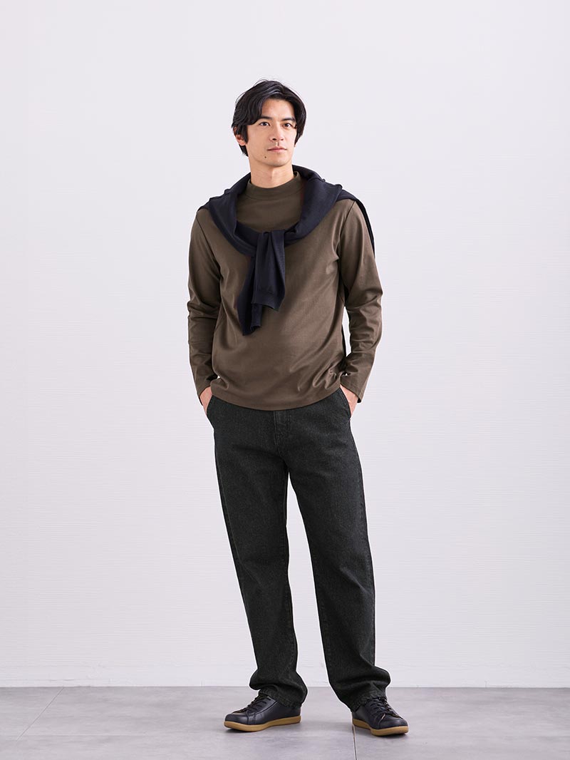 シックな男らしさでパートナーを引き立てる