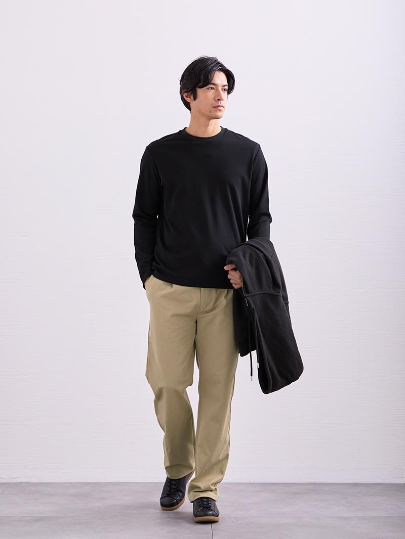 馴染みのあるチノを緩くシフト