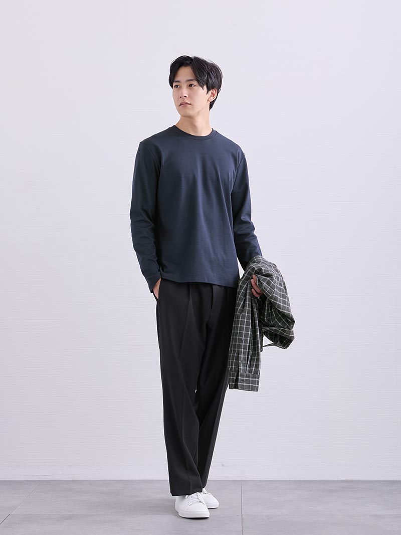 濃色でも抜け感をつくって軽やかさを意識