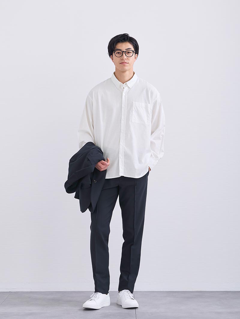 白シャツでつくる、信頼感のあるネイビー合わせ