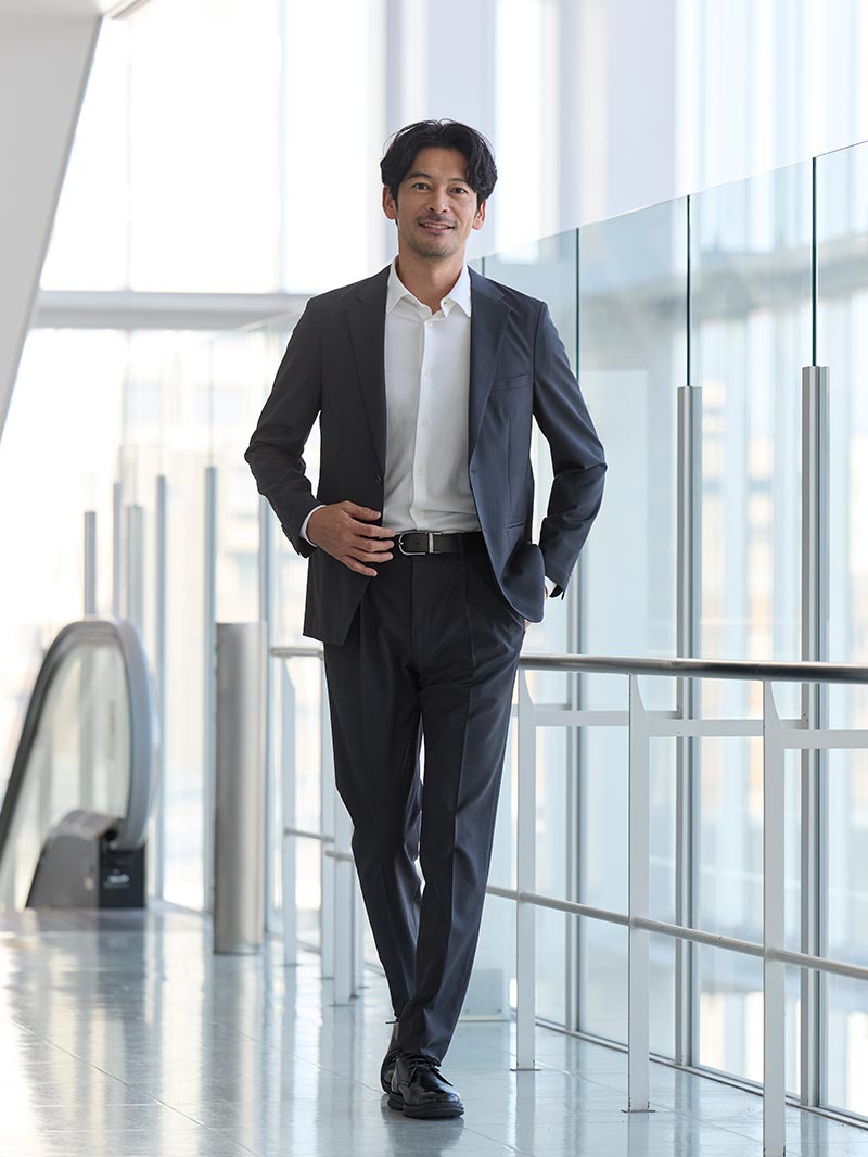 信頼感を纏う、クリーンな装い