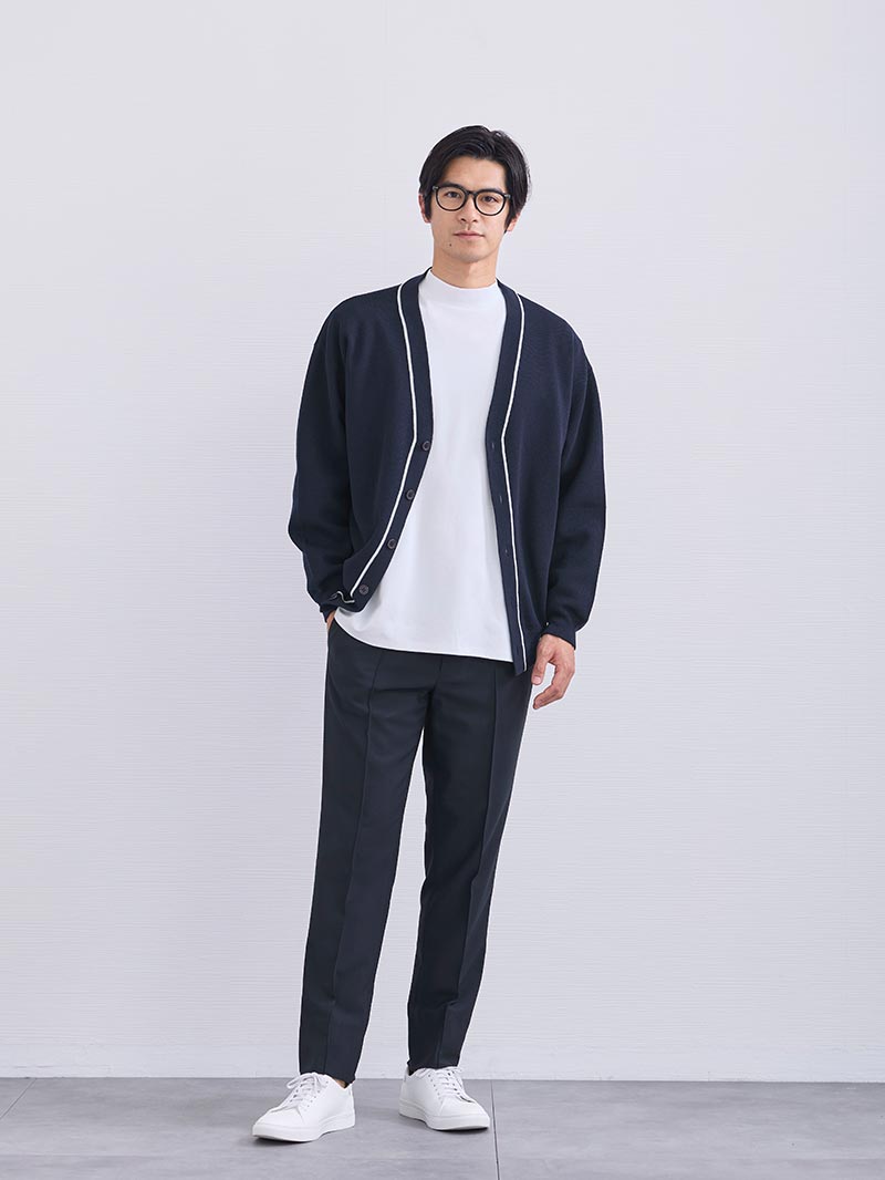 清潔感を引き上げるネイビー×ホワイト