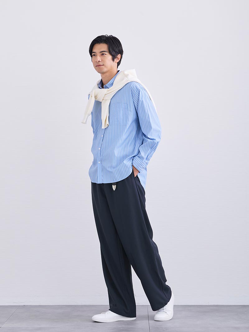 春の街に映えるストライプシャツ