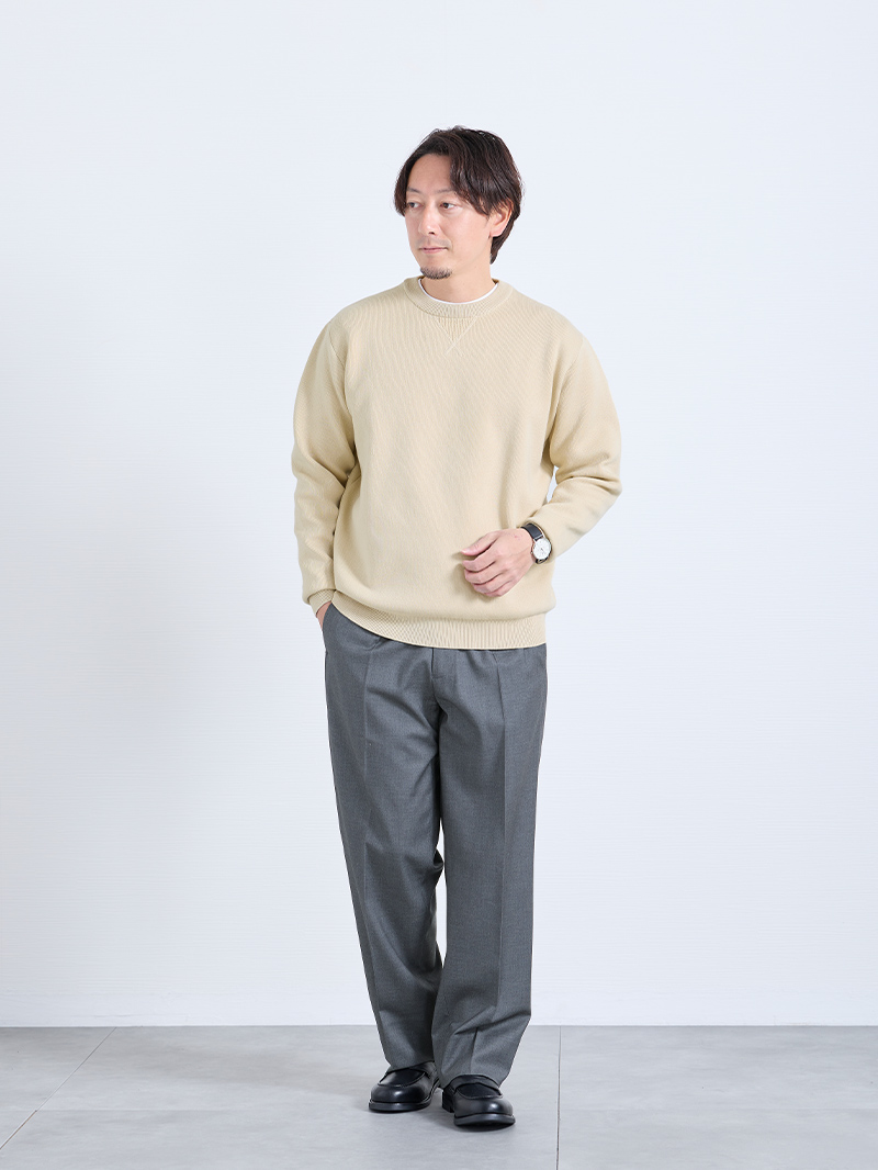 グレージュでつくる、大人の休日コーデ