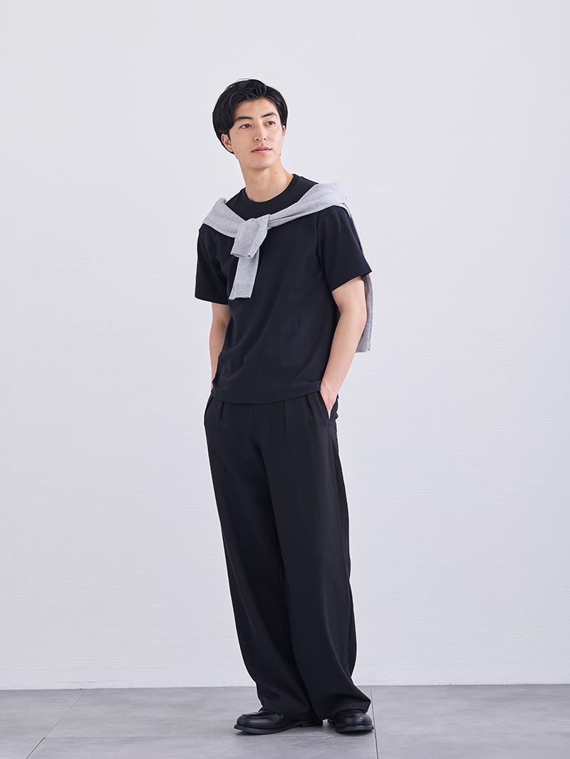 肩掛けニットが主役のきれいめコーデ