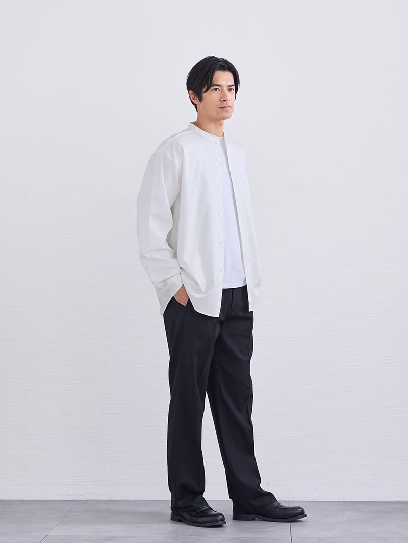 静かな品のよさが漂うモノトーンコーデ