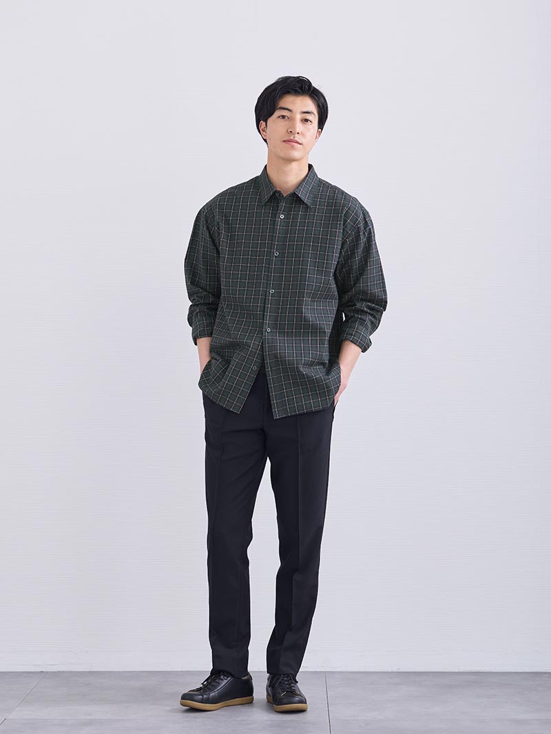 シューズと色を合わせたメンズの春夏スラックスコーデ