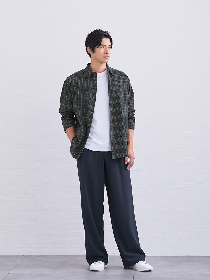 さっと羽織れる柄シャツが着こなしポイント