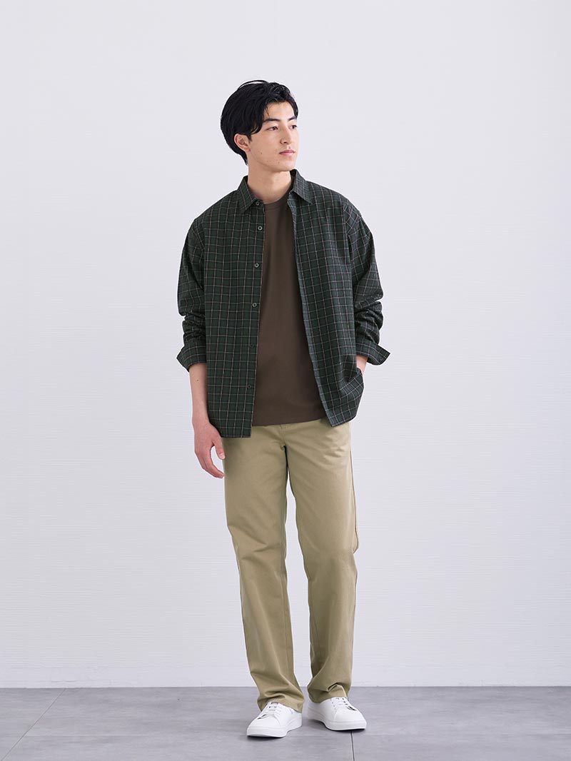 ダークトーンにベージュを添えてやわらかな抜け感を