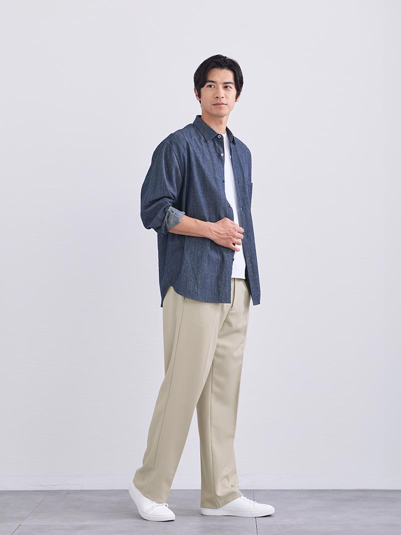 肩の力を抜いて楽しむ紺シャツコーデ