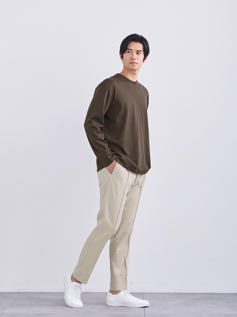 ブラウンを品よく見せる白スニーカーの効かせ方