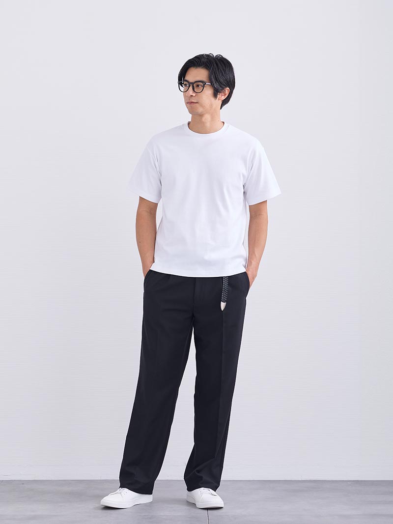 白Tシャツで作る大人のシンプルコーデ