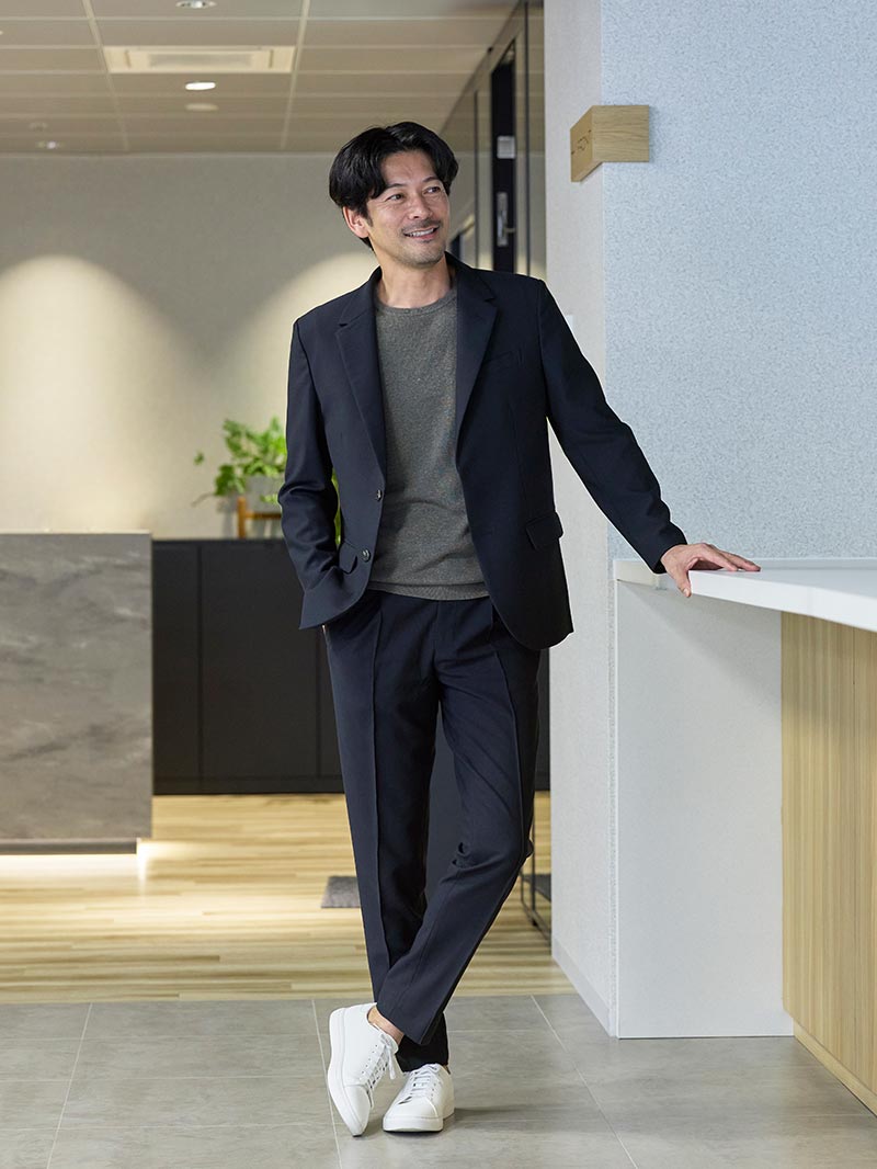 抜け感を添えた、スマートセットアップ