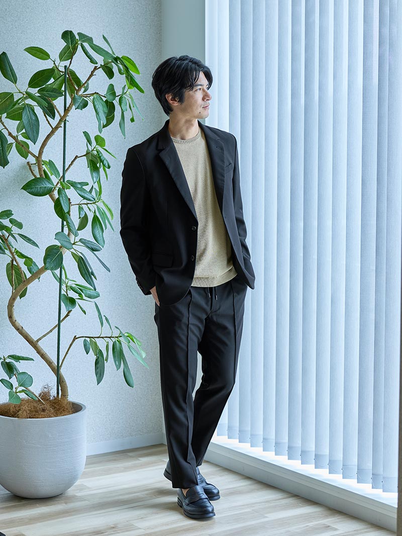 静かに映える、黒の余裕