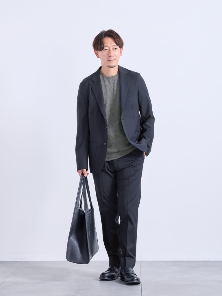 品よく決まるニット合わせの都会派セットアップ