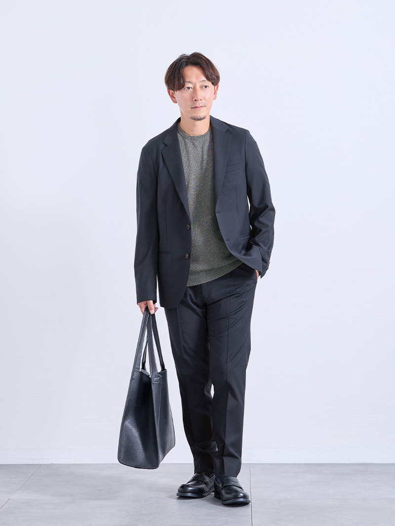 品よく決まるニット合わせの都会派セットアップ