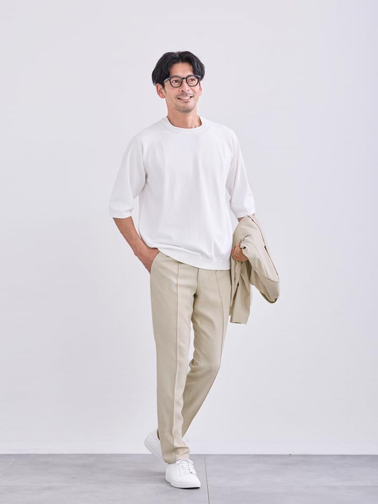 シンプルな白×ベージュで叶える洗練カジュアル