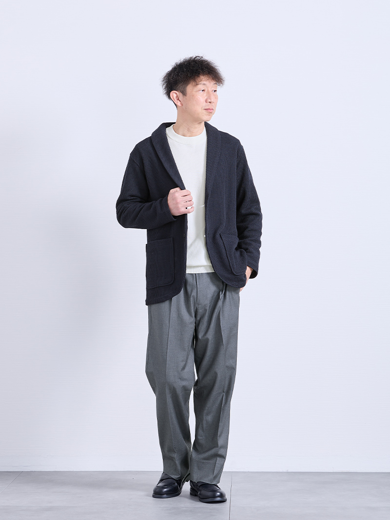 ニットが主役の柔和スタイル